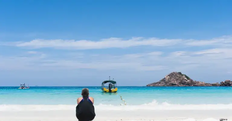 Playa de aguas turquesas y arena blanca como ejemplo de destino para viajar en temporada baja