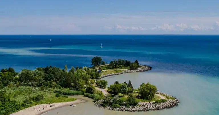 Vista panorámica de una playa y un parque sobre la costa del lago Ontario, cerca de Toronto.