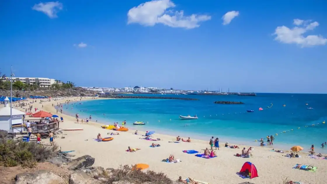 Familias disfrutan de una playa de aguas turquesas en Lanzarote, Islas Canarias