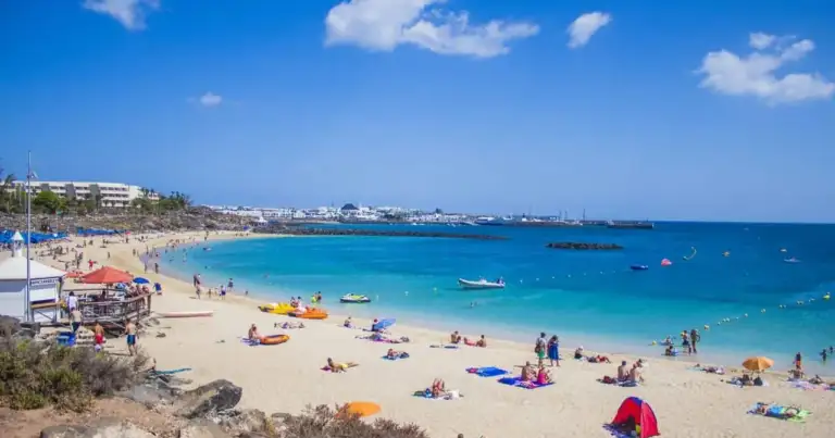 Familias disfrutan de una playa de aguas turquesas en Lanzarote, Islas Canarias