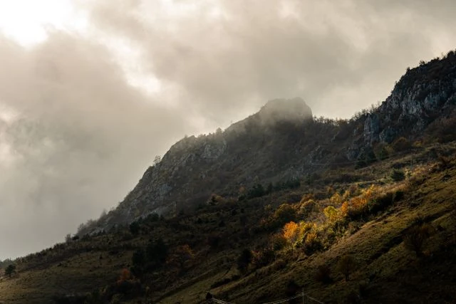 Paisaje montañoso de los Cárpatos en Transilvania, Rumania