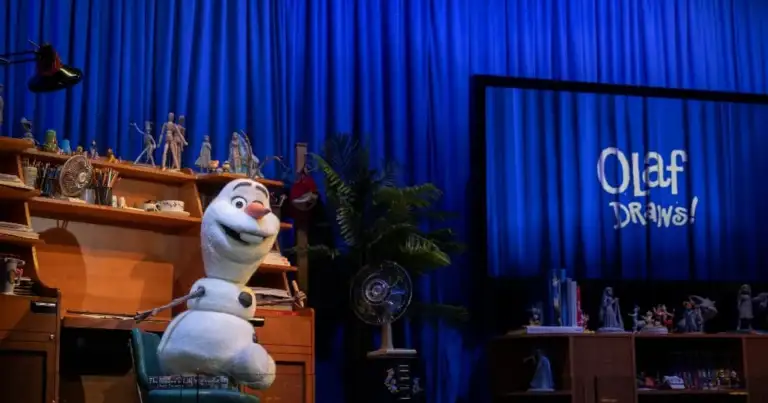 Olaf en la nueva experiencia de Disney Animation en Hollywood Studios junto a una pantalla con el mensaje Olaf Draws