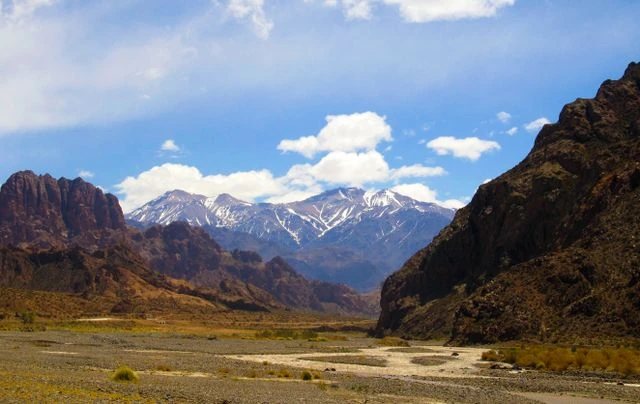 Paisajes de Mendoza durante una ruta de bodegas Paisaje montañoso de Mendoza con formaciones rocosas y cumbres nevadas de los Andes