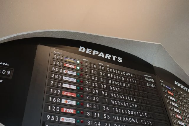 Panel de salidas de un aeropuerto con vuelos a distintos destinos internacionales y de Estados Unidos