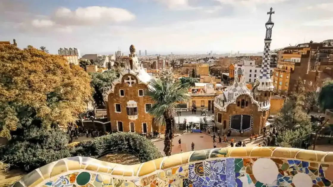 Vista del Park Güell de Barcelona con sus mosaicos y pabellones modernistas