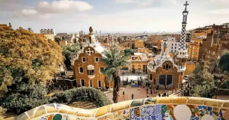 Vista del Park Güell de Barcelona con sus mosaicos y pabellones modernistas