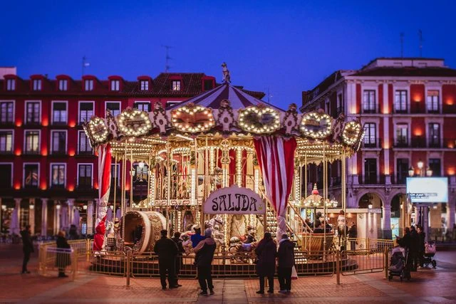 Valladolid con niños: planes familiares en el centro de la ciudad Carrusel iluminado en una plaza de Valladolid, una opción para disfrutar la ciudad con niños
