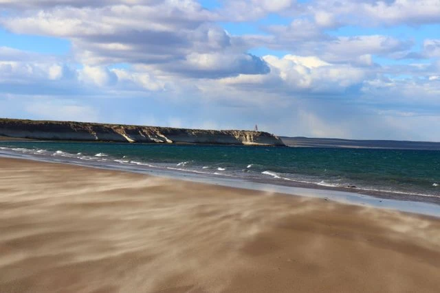 Costa de Puerto Madryn y el Golfo Nuevo en Chubut Playa de la costa de Chubut cerca de Puerto Madryn, con acantilados y mar patagónico