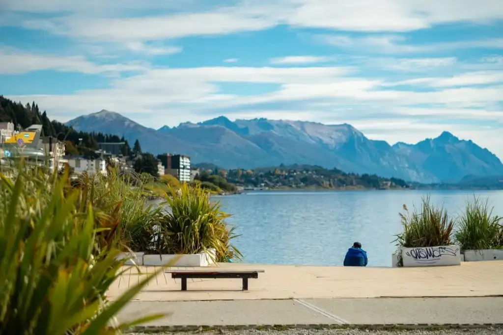 Costanera de Bariloche frente al lago Nahuel Huapi con montañas de la Patagonia al fondo