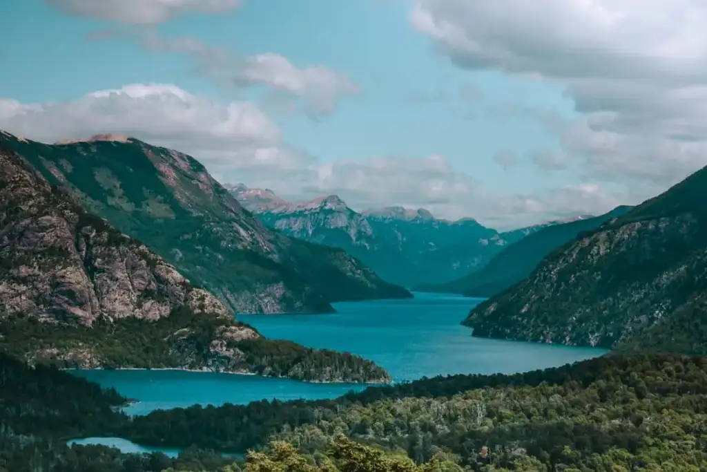 Lago rodeado de montañas y bosques en Bariloche, Patagonia argentina