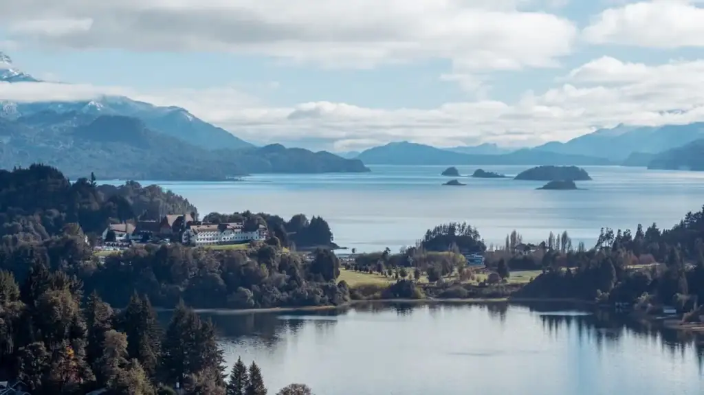 Paisaje de Bariloche con lagos, bosques y montañas de la Patagonia argentina