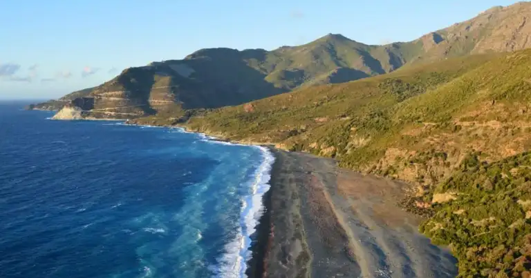 Costa volcánica de Cabo Verde con playa oscura, montañas y el océano Atlántico