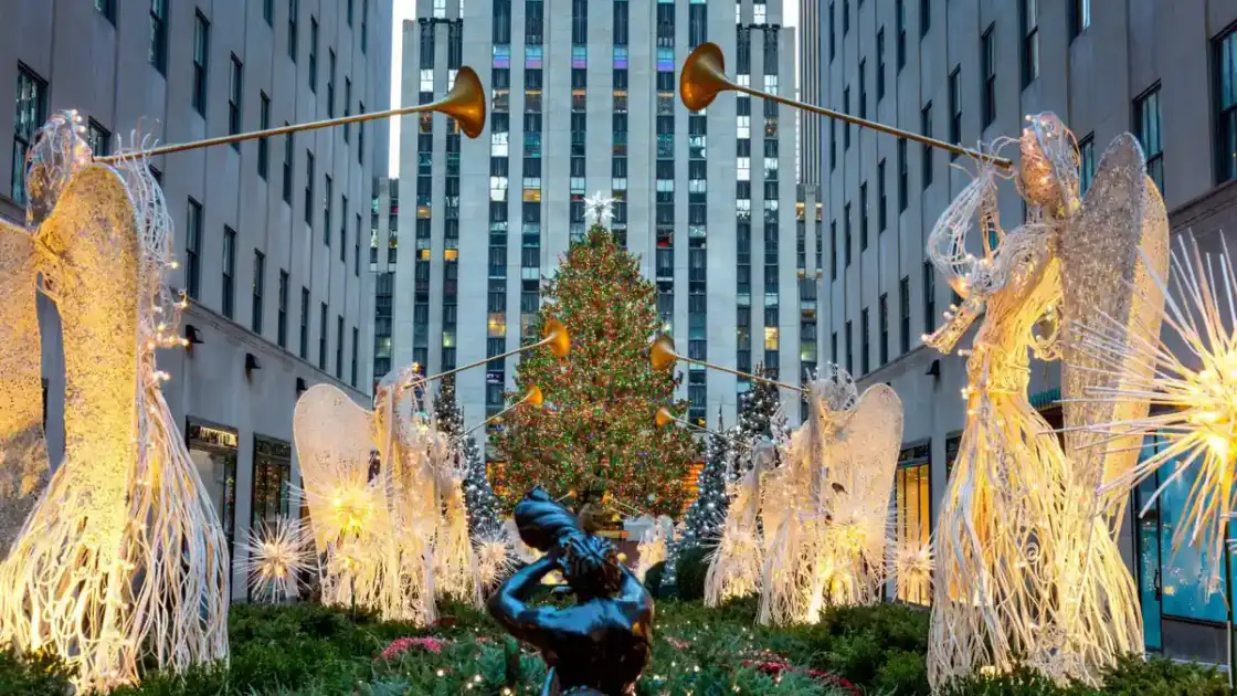 Los ángeles iluminados de Channel Gardens forman parte de una de las decoraciones navideñas más reconocibles del Rockefeller Center, junto al gran árbol de Navidad.