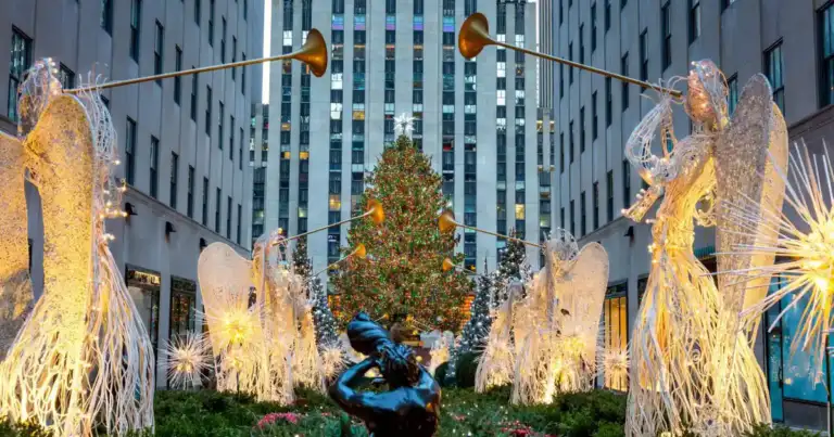 Los ángeles iluminados de Channel Gardens forman parte de una de las decoraciones navideñas más reconocibles del Rockefeller Center, junto al gran árbol de Navidad.