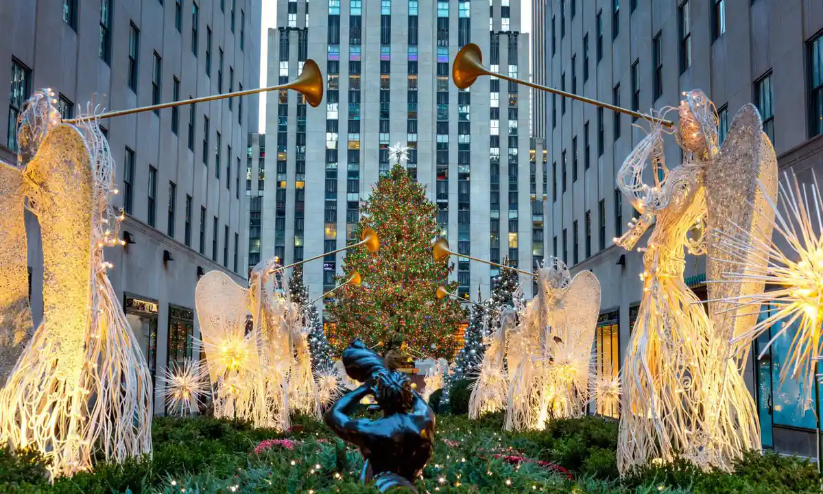 Los ángeles iluminados de Channel Gardens forman parte de una de las decoraciones navideñas más reconocibles del Rockefeller Center, junto al gran árbol de Navidad.