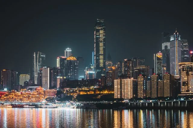 Chongqing, China: destino urbano en auge para viajar en 2027 Skyline nocturno de Chongqing, China, con rascacielos iluminados junto al río