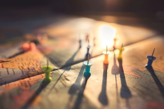 Dónde viajar en 2027: destinos que despiertan más interés Mapa con marcadores de distintos destinos internacionales para planificar viajes en 2027