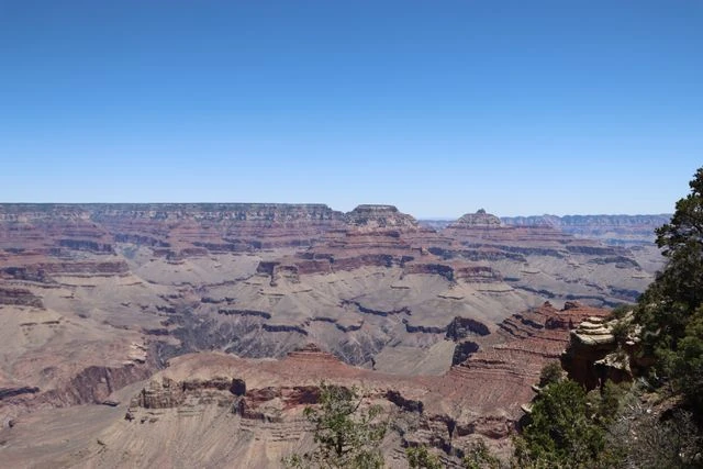 Vista panorámica del South Rim del Gran Cañón Vista panorámica del South Rim del Gran Cañón con mesetas y paredes rocosas en Arizona
