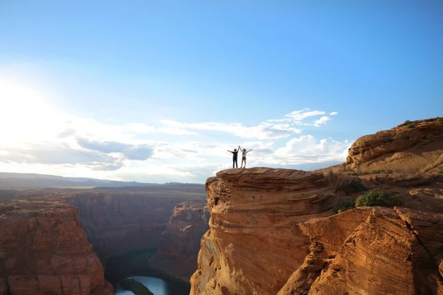 Horseshoe Bend en Arizona durante una ruta desde Las Vegas Visitantes sobre un acantilado de Horseshoe Bend con el río Colorado al fondo en Arizona