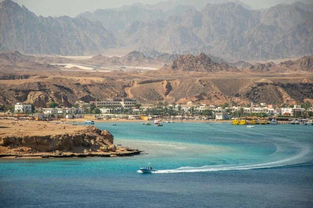 Hurghada, Egipto: destino del mar Rojo para viajar en 2027 Costa de Hurghada, Egipto, con aguas turquesas del mar Rojo y montañas desérticas al fondo