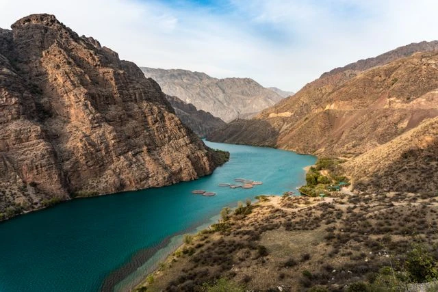 Kirguistán, uno de los destinos que despiertan interés para viajar en 2027 Lago de aguas turquesas entre montañas áridas de Kirguistán