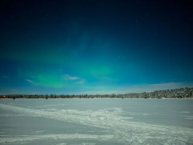 Kittilä, Finlandia: auroras boreales y viajes de invierno en 2027 Aurora boreal sobre un paisaje nevado en Kittilä, Finlandia, durante una noche de invierno