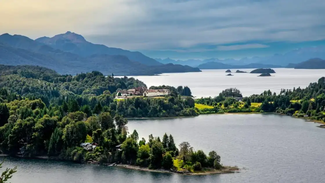Vista panorámica del área de Llao Llao en Bariloche con lagos, bosques y montañas de la Patagonia