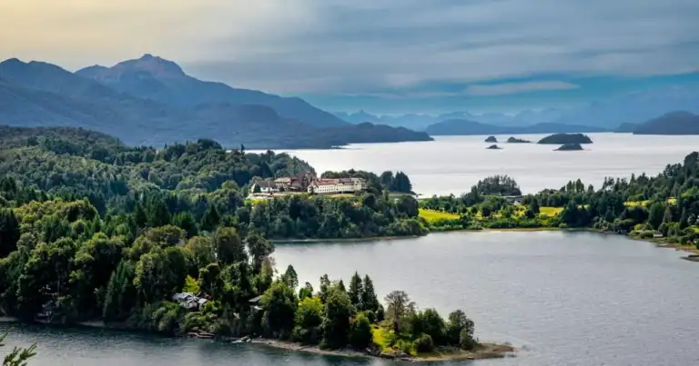 Vista panorámica del área de Llao Llao en Bariloche con lagos, bosques y montañas de la Patagonia
