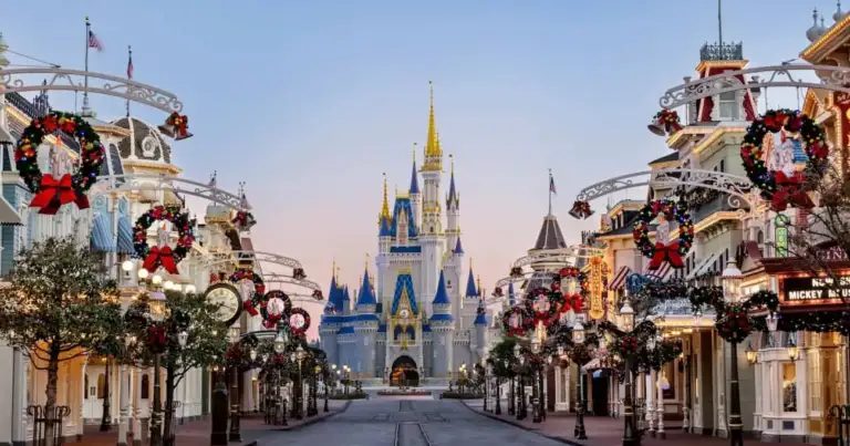 Main Street, U.S.A. decorada para Navidad en Magic Kingdom con el Castillo de Cenicienta al fondo