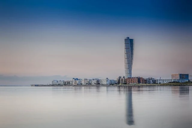 Malmö, Suecia: uno de los destinos que ganan interés para viajar en 2027 Vista de Malmö, Suecia, con el rascacielos Turning Torso junto al estrecho de Öresund