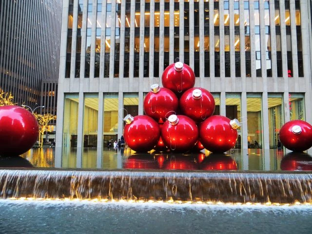 Temporada navideña en Nueva York 2026: decoraciones de Midtown Adornos navideños gigantes de color rojo en Midtown Manhattan durante la temporada de Navidad en Nueva York. Foto: Motorola Edge Fusion.
