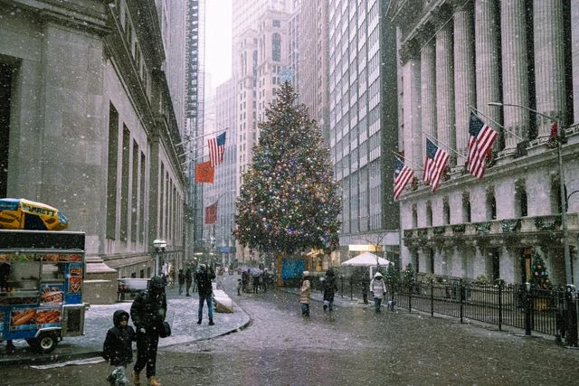 Navidad en Wall Street durante el invierno en Nueva York Árbol de Navidad iluminado bajo la nieve en el distrito financiero de Manhattan