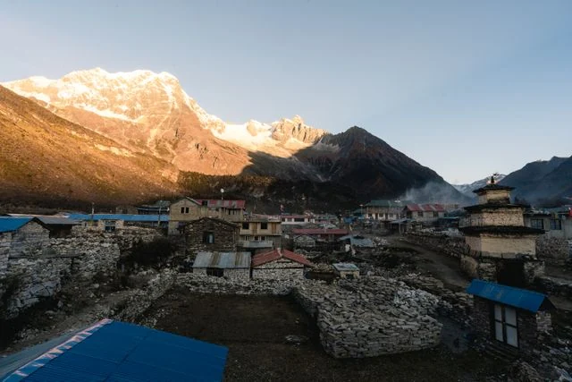 Pueblo de montaña en Nepal rodeado por cumbres nevadas del Himalaya