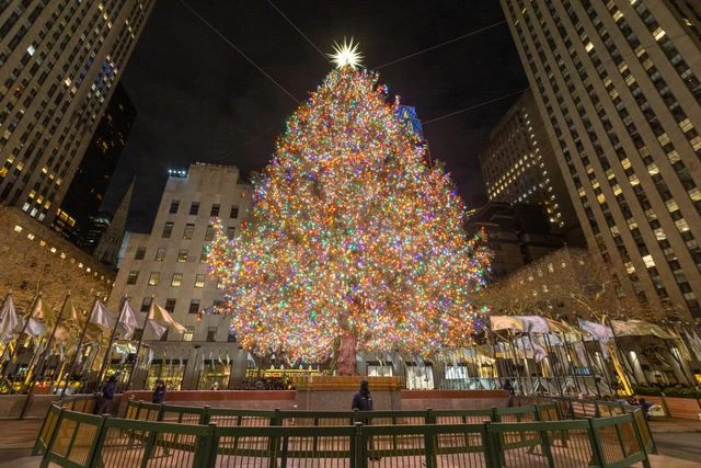 Árbol de Navidad del Rockefeller Center en Nueva York Árbol de Navidad del Rockefeller Center iluminado de noche en Nueva York
