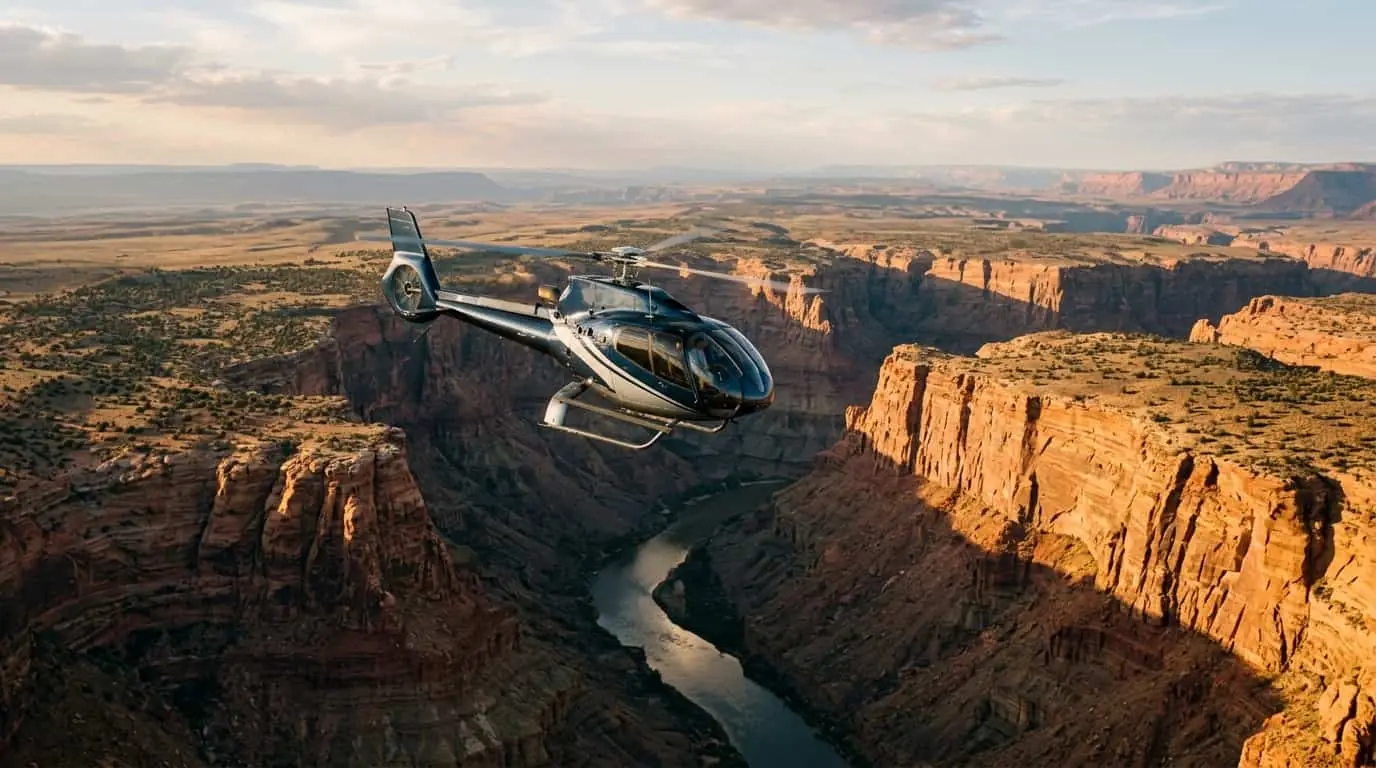 Helicóptero sobrevuela un cañón del río Colorado durante una excursión desde Las Vegas