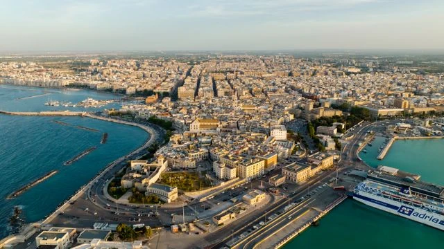 Trapani, Sicilia: destino para viajar en 2027 Vista aérea de Trapani, Sicilia, con el centro histórico, el puerto y el mar Mediterráneo